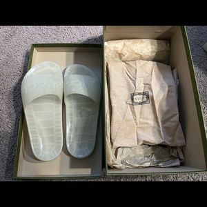 Mens SZ 7 preloved GUCCI SLIDES……Glow in the dark.
